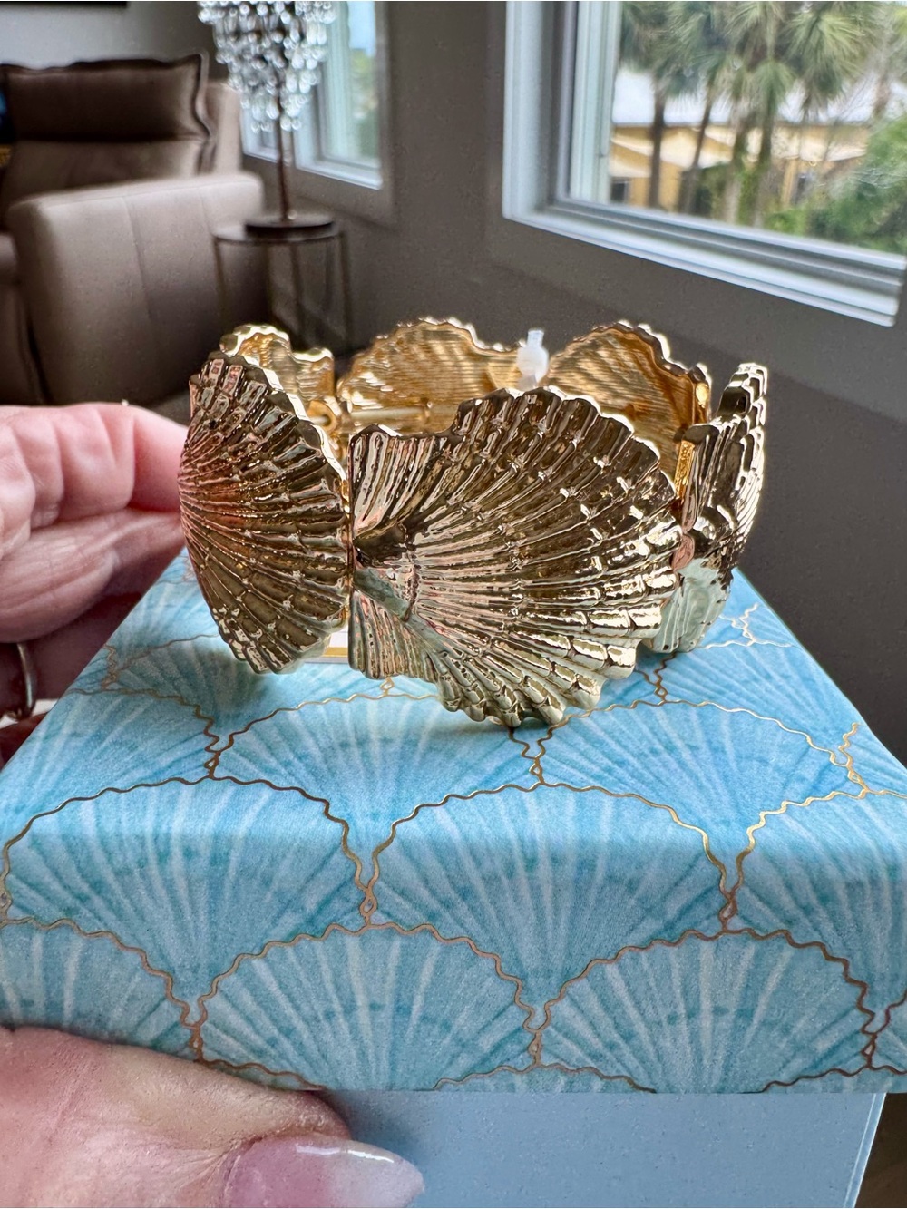 House of Harlow 1960 Gold Shell Motif Stretch Bracelet